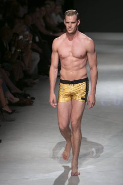 Manken Sauvage yaz koleksiyonu 2018 defile sırasında sanat kalpler moda yüzmek 2019 Miami Beach Faena Forum üzerinde 13 Temmuz 2018 için pist yürür 