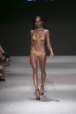 Manken Sauvage yaz koleksiyonu 2018 defile sırasında sanat kalpler moda yüzmek 2019 Miami Beach Faena Forum üzerinde 13 Temmuz 2018 için pist yürür 