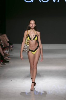 Manken Sauvage yaz koleksiyonu 2018 defile sırasında sanat kalpler moda yüzmek 2019 Miami Beach Faena Forum üzerinde 13 Temmuz 2018 için pist yürür 