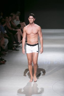 Manken Sauvage yaz koleksiyonu 2018 defile sırasında sanat kalpler moda yüzmek 2019 Miami Beach Faena Forum üzerinde 13 Temmuz 2018 için pist yürür 