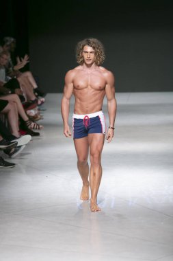Manken Sauvage yaz koleksiyonu 2018 defile sırasında sanat kalpler moda yüzmek 2019 Miami Beach Faena Forum üzerinde 13 Temmuz 2018 için pist yürür 