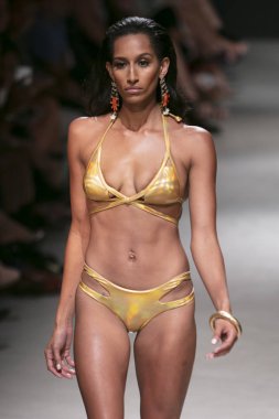 Manken Sauvage yaz koleksiyonu 2018 defile sırasında sanat kalpler moda yüzmek 2019 Miami Beach Faena Forum üzerinde 13 Temmuz 2018 için pist yürür 