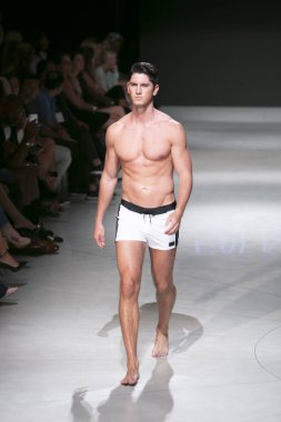 Manken Sauvage yaz koleksiyonu 2018 defile sırasında sanat kalpler moda yüzmek 2019 Miami Beach Faena Forum üzerinde 13 Temmuz 2018 için pist yürür 