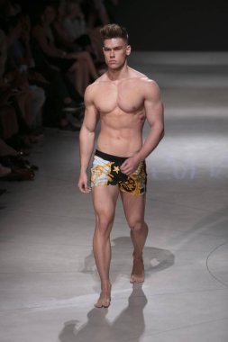 Manken Sauvage yaz koleksiyonu 2018 defile sırasında sanat kalpler moda yüzmek 2019 Miami Beach Faena Forum üzerinde 13 Temmuz 2018 için pist yürür 