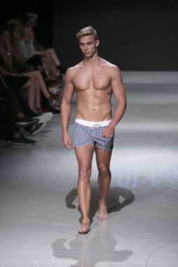 Manken Sauvage yaz koleksiyonu 2018 defile sırasında sanat kalpler moda yüzmek 2019 Miami Beach Faena Forum üzerinde 13 Temmuz 2018 için pist yürür 