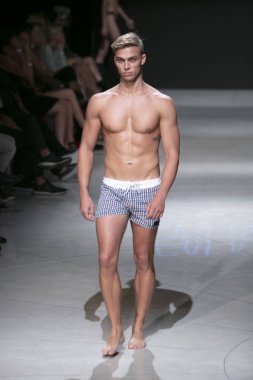 Manken Sauvage yaz koleksiyonu 2018 defile sırasında sanat kalpler moda yüzmek 2019 Miami Beach Faena Forum üzerinde 13 Temmuz 2018 için pist yürür 