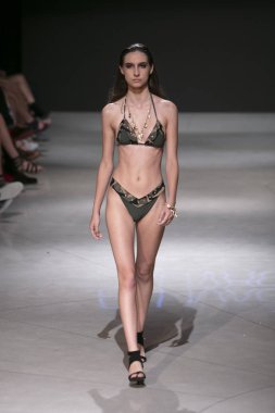 Manken Sauvage yaz koleksiyonu 2018 defile sırasında sanat kalpler moda yüzmek 2019 Miami Beach Faena Forum üzerinde 13 Temmuz 2018 için pist yürür 