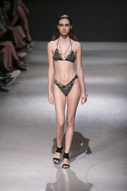 Manken Sauvage yaz koleksiyonu 2018 defile sırasında sanat kalpler moda yüzmek 2019 Miami Beach Faena Forum üzerinde 13 Temmuz 2018 için pist yürür 