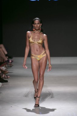 Manken Sauvage yaz koleksiyonu 2018 defile sırasında sanat kalpler moda yüzmek 2019 Miami Beach Faena Forum üzerinde 13 Temmuz 2018 için pist yürür 