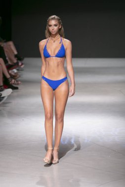 Manken Sauvage yaz koleksiyonu 2018 defile sırasında sanat kalpler moda yüzmek 2019 Miami Beach Faena Forum üzerinde 13 Temmuz 2018 için pist yürür 