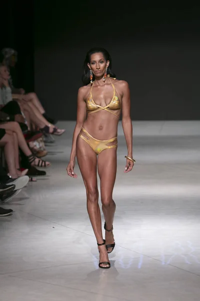 Modelo Caminha Passarela Coleção Sauvage Summer 2018 Fashion Show Durante — Fotografia de Stock