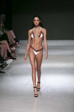 Manken Sauvage yaz koleksiyonu 2018 defile sırasında sanat kalpler moda yüzmek 2019 Miami Beach Faena Forum üzerinde 13 Temmuz 2018 için pist yürür 