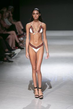 Manken Sauvage yaz koleksiyonu 2018 defile sırasında sanat kalpler moda yüzmek 2019 Miami Beach Faena Forum üzerinde 13 Temmuz 2018 için pist yürür 