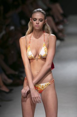 Manken Sauvage yaz koleksiyonu 2018 defile sırasında sanat kalpler moda yüzmek 2019 Miami Beach Faena Forum üzerinde 13 Temmuz 2018 için pist yürür 