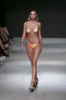 Manken Sauvage yaz koleksiyonu 2018 defile sırasında sanat kalpler moda yüzmek 2019 Miami Beach Faena Forum üzerinde 13 Temmuz 2018 için pist yürür 