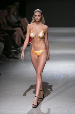 Manken Sauvage yaz koleksiyonu 2018 defile sırasında sanat kalpler moda yüzmek 2019 Miami Beach Faena Forum üzerinde 13 Temmuz 2018 için pist yürür 