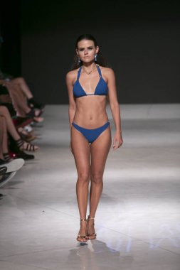 Manken Sauvage yaz koleksiyonu 2018 defile sırasında sanat kalpler moda yüzmek 2019 Miami Beach Faena Forum üzerinde 13 Temmuz 2018 için pist yürür 