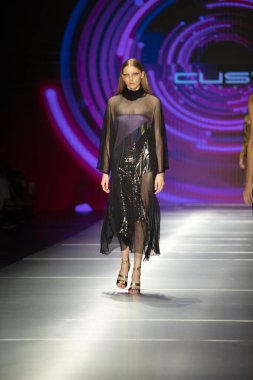 Manken Custo Barcelona moda Show Resort 2018 koleksiyonda Miami moda hafta 2017 Miami'de Buz Sarayı'nda 2 Haziran 2018 üzerinde sırasında pist yürür