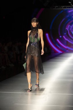 Manken Custo Barcelona moda Show Resort 2018 koleksiyonda Miami moda hafta 2017 Miami'de Buz Sarayı'nda 2 Haziran 2018 üzerinde sırasında pist yürür
