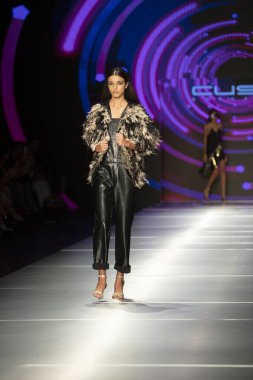 Manken Custo Barcelona moda Show Resort 2018 koleksiyonda Miami moda hafta 2017 Miami'de Buz Sarayı'nda 2 Haziran 2018 üzerinde sırasında pist yürür