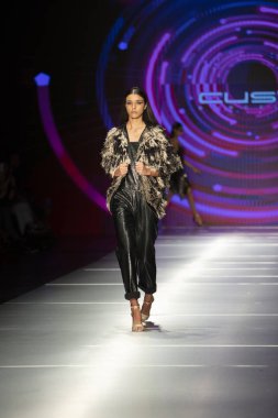 Manken Custo Barcelona moda Show Resort 2018 koleksiyonda Miami moda hafta 2017 Miami'de Buz Sarayı'nda 2 Haziran 2018 üzerinde sırasında pist yürür