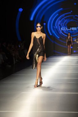 Manken Custo Barcelona moda Show Resort 2018 koleksiyonda Miami moda hafta 2017 Miami'de Buz Sarayı'nda 2 Haziran 2018 üzerinde sırasında pist yürür