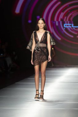Manken Custo Barcelona moda Show Resort 2018 koleksiyonda Miami moda hafta 2017 Miami'de Buz Sarayı'nda 2 Haziran 2018 üzerinde sırasında pist yürür