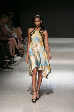 Manken Sauvage yaz koleksiyonu 2018 defile sırasında sanat kalpler moda yüzmek 2019 Miami Beach Faena Forum üzerinde 13 Temmuz 2018 için pist yürür