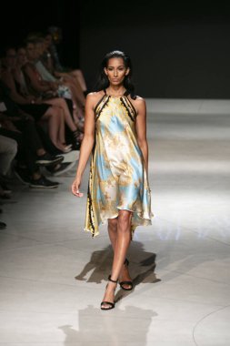 Manken Sauvage yaz koleksiyonu 2018 defile sırasında sanat kalpler moda yüzmek 2019 Miami Beach Faena Forum üzerinde 13 Temmuz 2018 için pist yürür