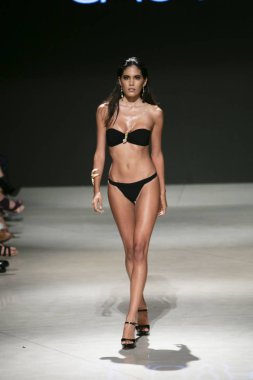 Manken Sauvage yaz koleksiyonu 2018 defile sırasında sanat kalpler moda yüzmek 2019 Miami Beach Faena Forum üzerinde 13 Temmuz 2018 için pist yürür