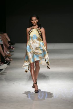 Manken Sauvage yaz koleksiyonu 2018 defile sırasında sanat kalpler moda yüzmek 2019 Miami Beach Faena Forum üzerinde 13 Temmuz 2018 için pist yürür