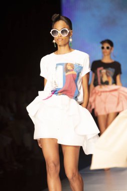 3 Haziran 2018'de Miami'deki Ice Palace'da düzenlenen Angel Sanchez Fashion Show Resort 2018 Koleksiyonu'nda bir manken podyumda yürüyor.