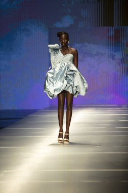 3 Haziran 2018'de Miami'deki Ice Palace'da düzenlenen Angel Sanchez Fashion Show Resort 2018 Koleksiyonu'nda bir manken podyumda yürüyor.