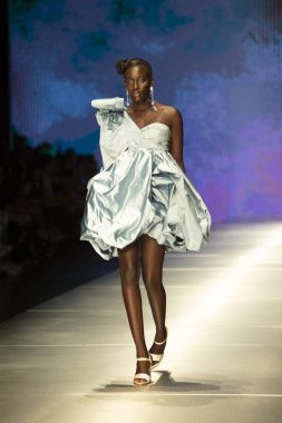 3 Haziran 2018'de Miami'deki Ice Palace'da düzenlenen Angel Sanchez Fashion Show Resort 2018 Koleksiyonu'nda bir manken podyumda yürüyor.