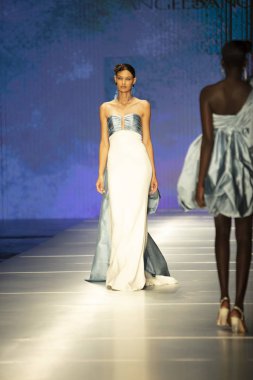 3 Haziran 2018'de Miami'deki Ice Palace'da düzenlenen Angel Sanchez Fashion Show Resort 2018 Koleksiyonu'nda bir manken podyumda yürüyor.