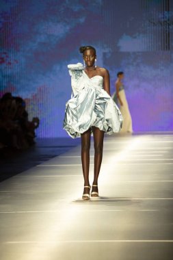 3 Haziran 2018'de Miami'deki Ice Palace'da düzenlenen Angel Sanchez Fashion Show Resort 2018 Koleksiyonu'nda bir manken podyumda yürüyor.