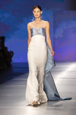 3 Haziran 2018'de Miami'deki Ice Palace'da düzenlenen Angel Sanchez Fashion Show Resort 2018 Koleksiyonu'nda bir manken podyumda yürüyor.