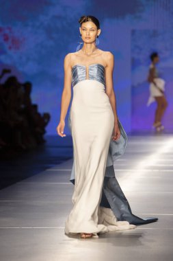 3 Haziran 2018'de Miami'deki Ice Palace'da düzenlenen Angel Sanchez Fashion Show Resort 2018 Koleksiyonu'nda bir manken podyumda yürüyor.