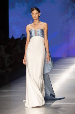 3 Haziran 2018'de Miami'deki Ice Palace'da düzenlenen Angel Sanchez Fashion Show Resort 2018 Koleksiyonu'nda bir manken podyumda yürüyor.