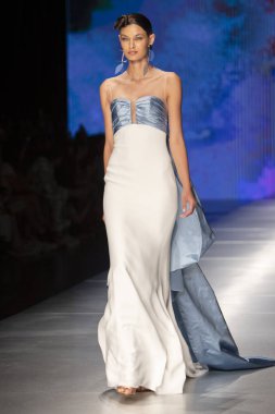 3 Haziran 2018'de Miami'deki Ice Palace'da düzenlenen Angel Sanchez Fashion Show Resort 2018 Koleksiyonu'nda bir manken podyumda yürüyor.