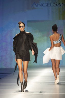 3 Haziran 2018'de Miami'deki Ice Palace'da düzenlenen Angel Sanchez Fashion Show Resort 2018 Koleksiyonu'nda bir manken podyumda yürüyor.