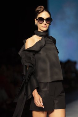 3 Haziran 2018'de Miami'deki Ice Palace'da düzenlenen Angel Sanchez Fashion Show Resort 2018 Koleksiyonu'nda bir manken podyumda yürüyor.