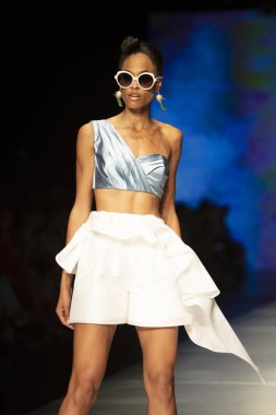 3 Haziran 2018'de Miami'deki Ice Palace'da düzenlenen Angel Sanchez Fashion Show Resort 2018 Koleksiyonu'nda bir manken podyumda yürüyor.