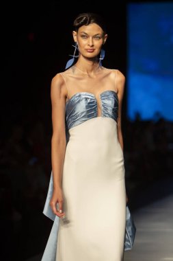 3 Haziran 2018'de Miami'deki Ice Palace'da düzenlenen Angel Sanchez Fashion Show Resort 2018 Koleksiyonu'nda bir manken podyumda yürüyor.