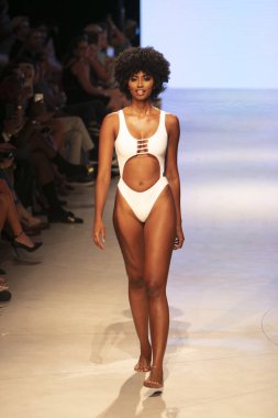 13 Temmuz'da Miami Beach'te düzenlenen Art Hearts Fashion Swim 2019 defilesinde Honey Bee Swim Summer koleksiyonu 2018 defilesinde bir manken podyumda yürüyor.