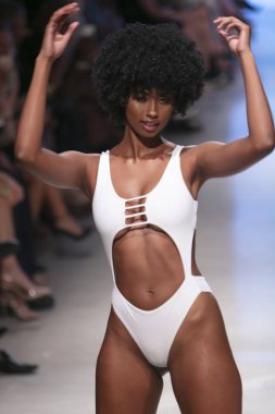 13 Temmuz'da Miami Beach'te düzenlenen Art Hearts Fashion Swim 2019 defilesinde Honey Bee Swim Summer koleksiyonu 2018 defilesinde bir manken podyumda yürüyor.