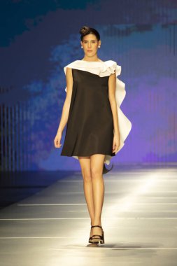 3 Haziran 2018'de Miami'deki Ice Palace'da düzenlenen Angel Sanchez Fashion Show Resort 2018 Koleksiyonu'nda bir manken podyumda yürüyor.