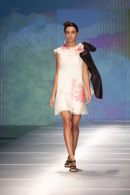 3 Haziran 2018'de Miami'deki Ice Palace'da düzenlenen Angel Sanchez Fashion Show Resort 2018 Koleksiyonu'nda bir manken podyumda yürüyor.
