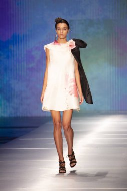 3 Haziran 2018'de Miami'deki Ice Palace'da düzenlenen Angel Sanchez Fashion Show Resort 2018 Koleksiyonu'nda bir manken podyumda yürüyor.