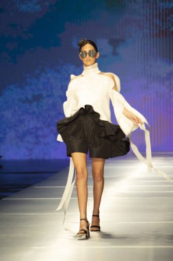 3 Haziran 2018'de Miami'deki Ice Palace'da düzenlenen Angel Sanchez Fashion Show Resort 2018 Koleksiyonu'nda bir manken podyumda yürüyor.
